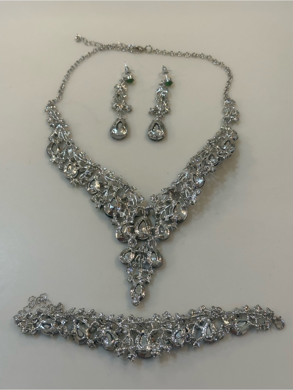 Elegant 3 Piece Emerald Green & Rhinestone Statement Jewelry Set - Picture 5 of 13